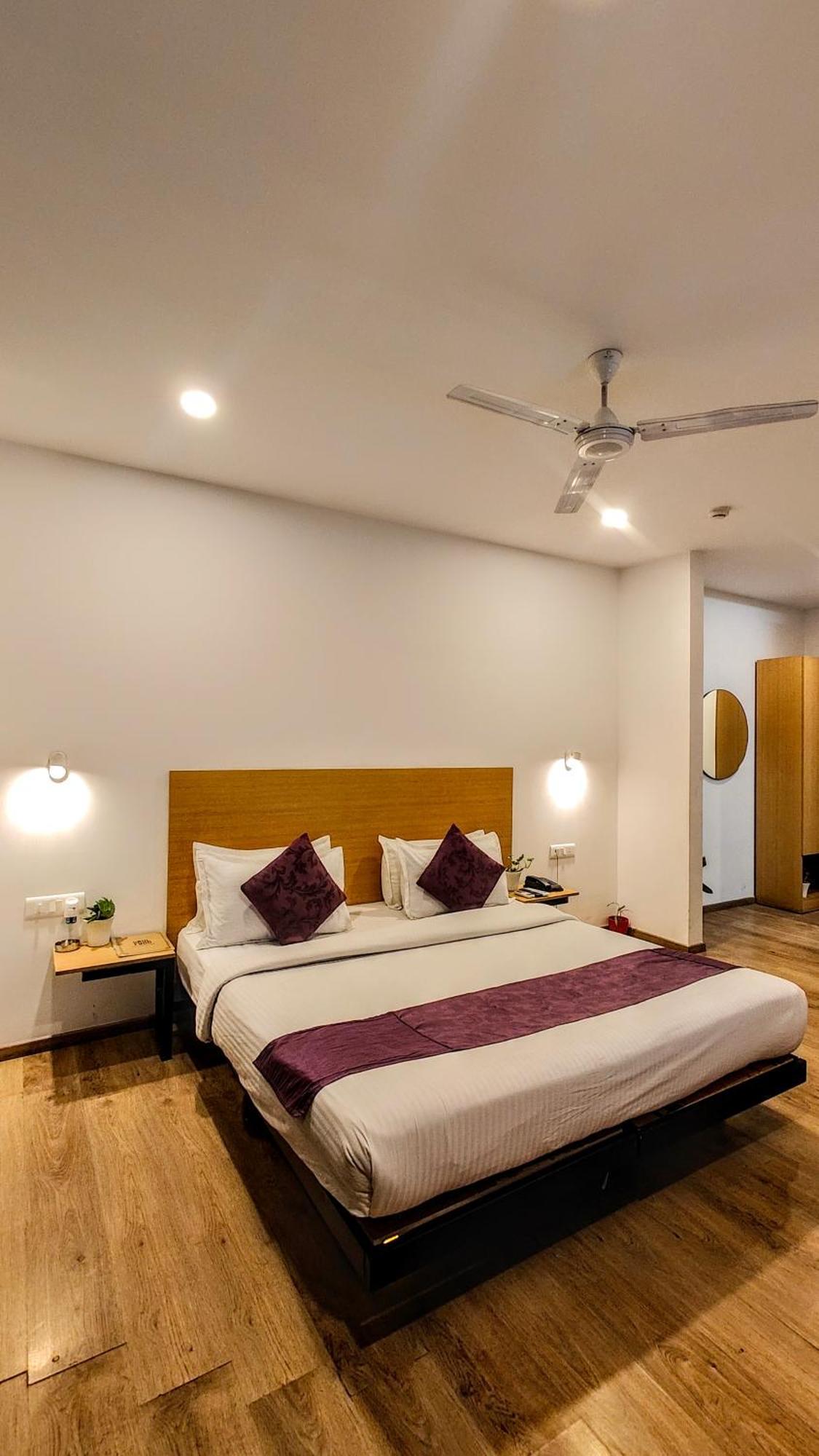 Hotel Mavens White Artemis Hospital Road Sector 52 Gurgaon Esterno foto