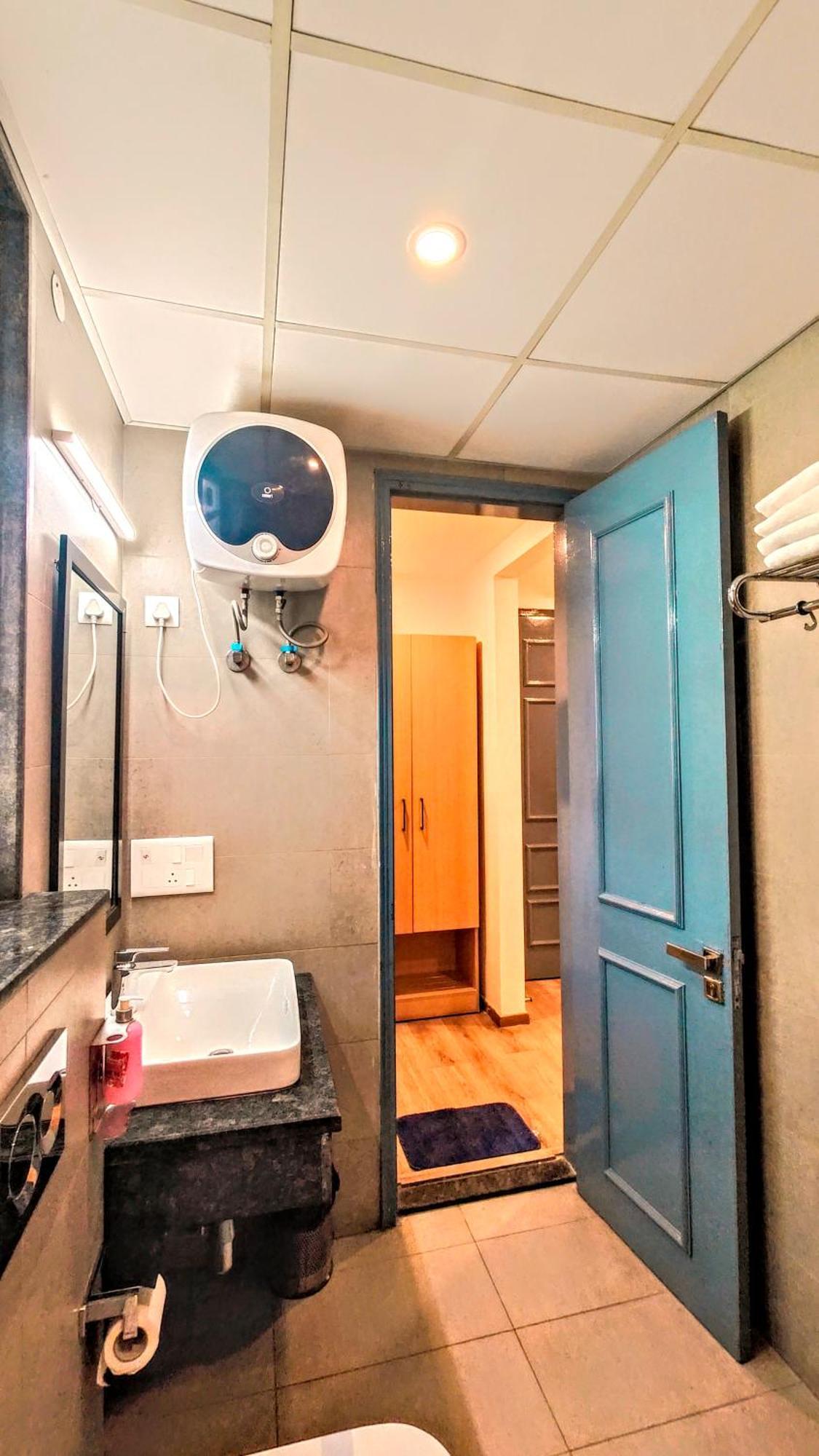 Hotel Mavens White Artemis Hospital Road Sector 52 Gurgaon Esterno foto