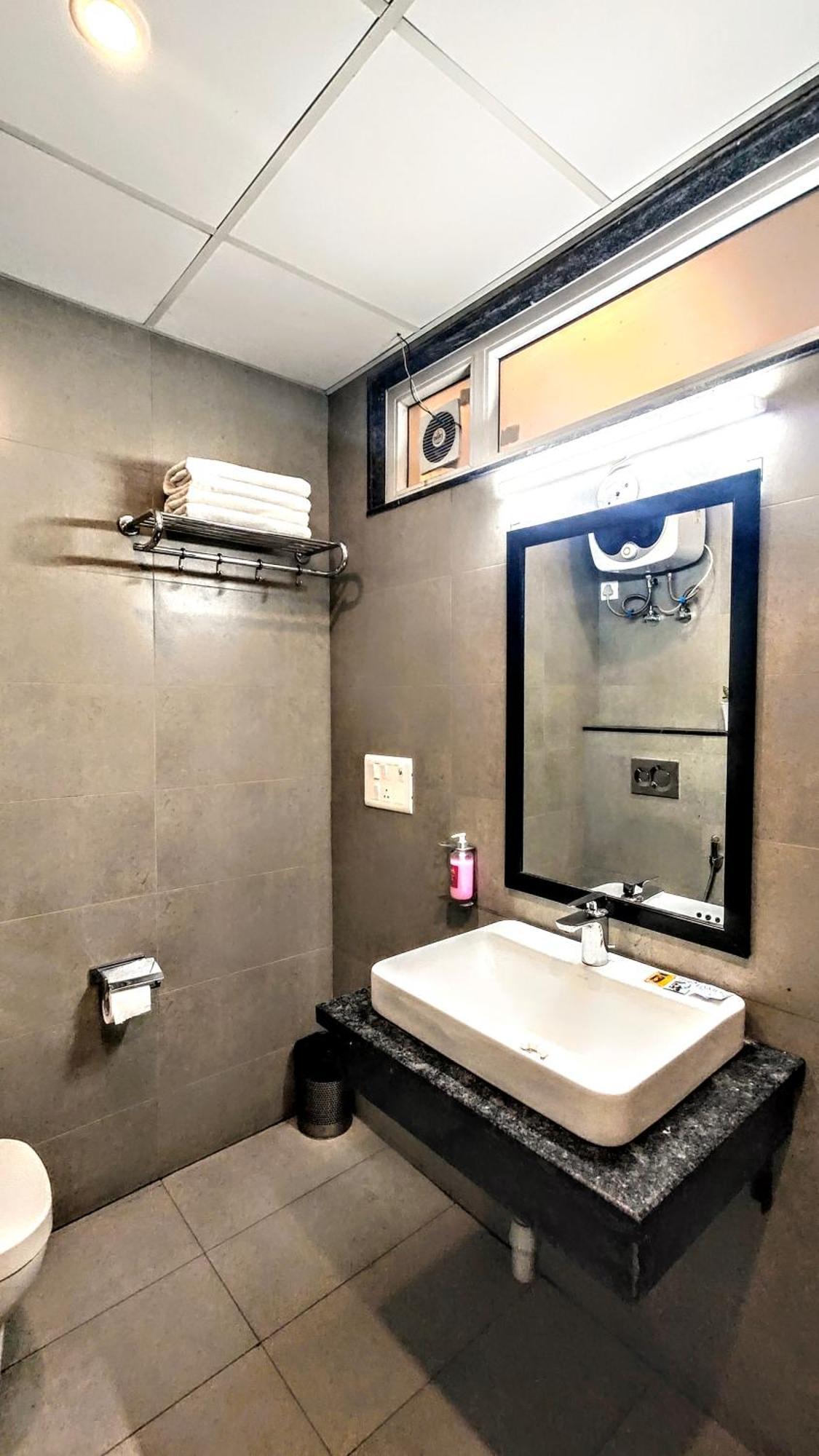 Hotel Mavens White Artemis Hospital Road Sector 52 Gurgaon Esterno foto