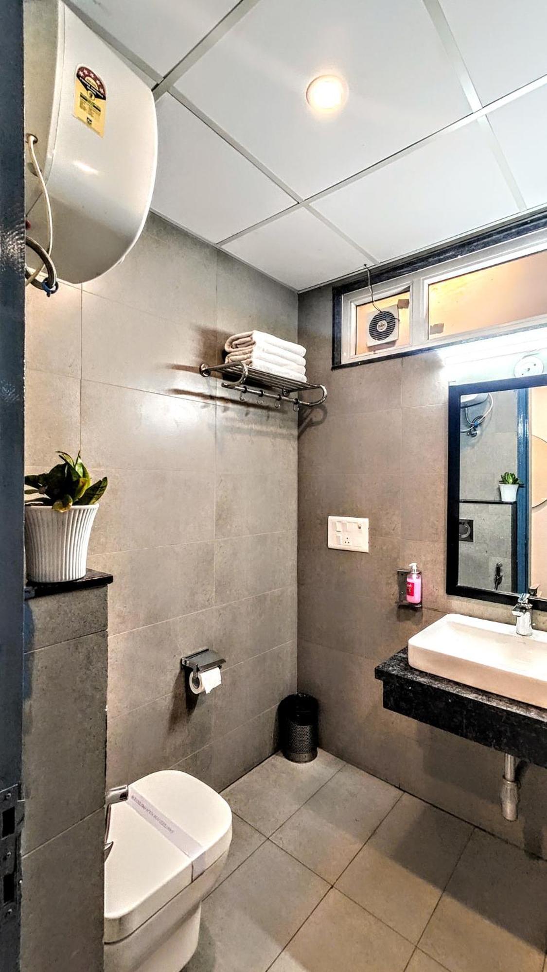Hotel Mavens White Artemis Hospital Road Sector 52 Gurgaon Esterno foto