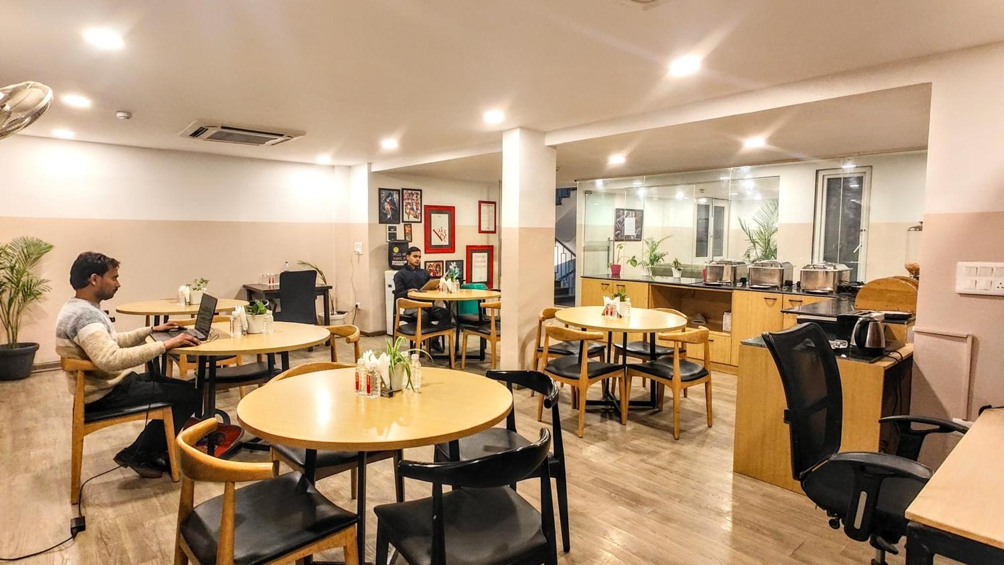 Hotel Mavens White Artemis Hospital Road Sector 52 Gurgaon Esterno foto