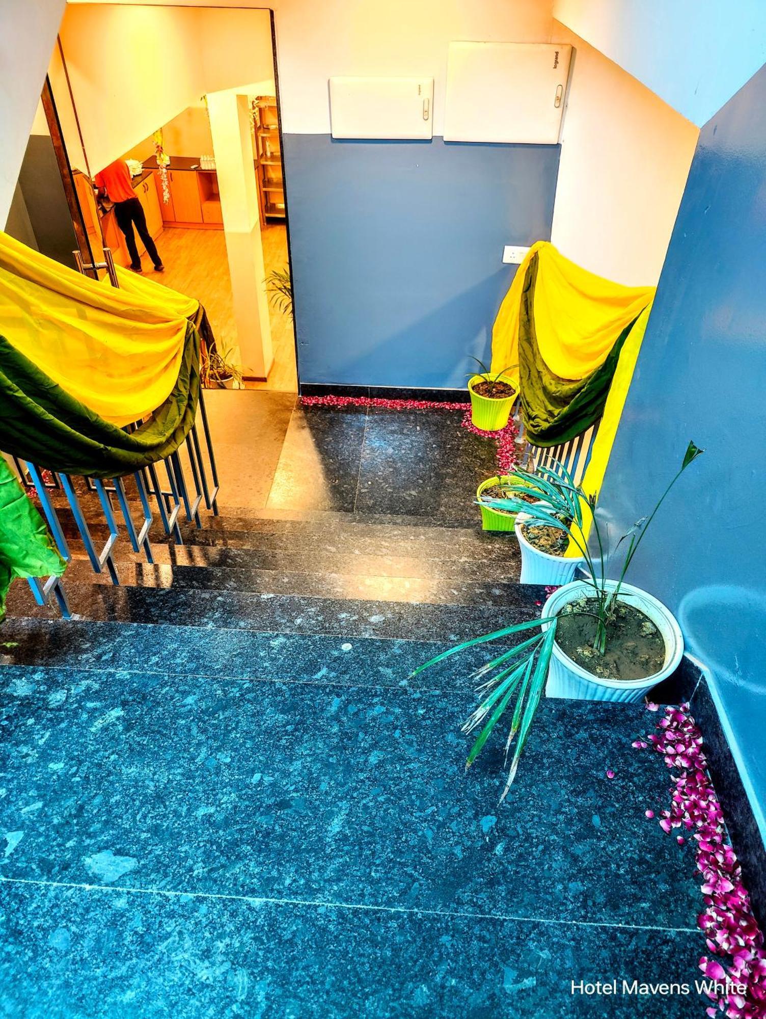 Hotel Mavens White Artemis Hospital Road Sector 52 Gurgaon Esterno foto